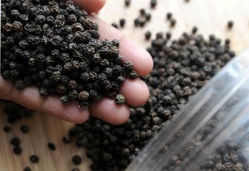 Whole-Black-Pepper-Wholesale-02